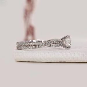 Bague de fiançailles et de mariage en or blanc 14 carats avec diamant certifié IGI, diamant créé en laboratoire VVS2 1,00 carat au centre, diamants latéraux 0,55 carat, plaqué rhodium - Product Image 3