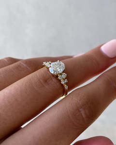 Anillos de promesa de solitario de corte ovalado de oro amarillo de 14 quilates con tachuelas de diamante cultivado en laboratorio de estilo de lujo de diseño vintage joyería nupcial fina OEM - Product Image 4