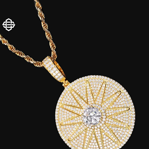 สร้อยคอจี้เพชรรูปพระอาทิตย์ออกเย็นทรงกลมแบบกำหนดเองสำหรับผู้ชายทำจากโลหะอัลลอยสีทองประดับอัญมณีแร็ปเปอร์ - Product Image 2