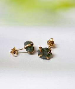 Pendientes de tuerca chapados en oro de moldavita natural Ajuste de bisel Incrustaciones Regalo de aniversario de moda para ella o mamá - Product Image 4