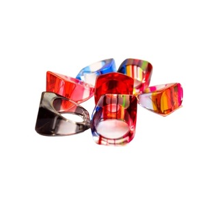 Anneaux en résine acrylique, forme ronde, faits à la main, anneaux d'amour, bijoux de fête pour femmes, vente en gros au meilleur prix - Product Image 1