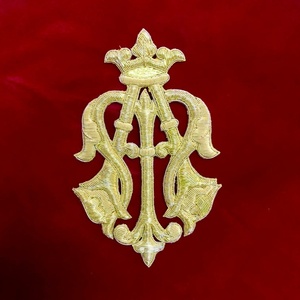 Hermoso emblema de Iglesia bordado a mano Marian para vestimentas con decoración de encaje e insignia magnética para coser - Product Image 1