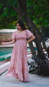 Vestido hasta la pantorrilla/Midi Rosa acampanado para mujer con cuello cuadrado con estampado floral Manga corta de estilo modesto y bonito - Product Image 3