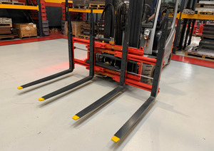 อุปกรณ์เสริมรถยกแบบพาเลทคู่ คุณภาพสูง รุ่น Wagger High Premium รองรับการยกพาเลทหลายตัว ได้รับการรับรองมาตรฐาน ISO สำหรับการใช้งานในร้านค้าปลีก รับน้ำหนักได้ 2600-3200 กิโลกรัม - Product Image 2