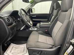 Tundra SR5 Turbo AWD 2017 d'occasion, sièges en cuir, intérieur clair, berline, conduite à gauche, pneus R18 - Product Image 4