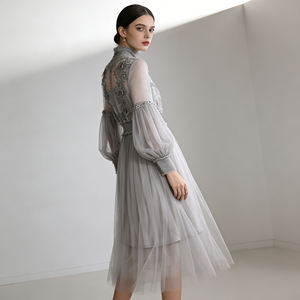 Robe de soirée cocktail élégante pour femme, personnalisable, en maille lavande avec dentelle florale, col montant et manches longues, collection 2026 - Product Image 2