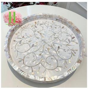 Bandeja de madera hecha a mano ecológica OEM de Vietnam con incrustaciones de madreperla bandeja de servicio con patrón Floral para el hogar o el restaurante - Product Image 4