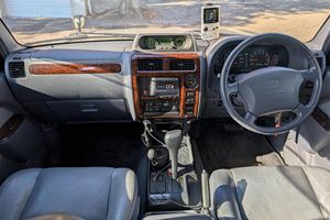 Toyota Land Cruiser Prado TZ d'occasion de 1998 en excellent état, prêt à être expédié - Product Image 2