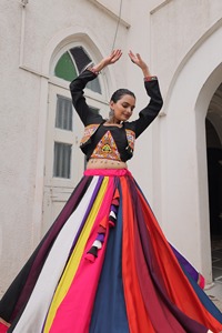 Navratri porter romain avec Gamthi brodé et miroir travail Lehenga Choli indien Expoert et approvisionnement au taux le plus bas - Product Image 3