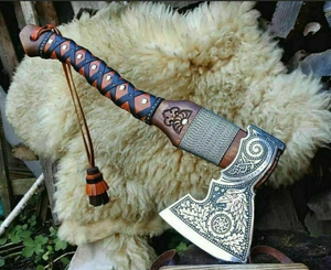 Hacha de grado industrial hecha a mano de acero forjado de alto carbono con mango de madera de 22 pulgadas y funda de cuero, tipo tomahawk internacional. - Product Image 1