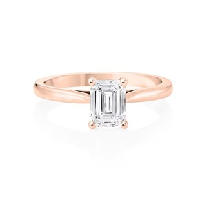 Anillo Solitario de Esmeralda con Diamantes Cultivados en Laboratorio, Elegante y Atemporal, en Banda Lisa, F-VS2, para Bodas y Fiestas, con Engaste de Oro Sólido de 14K - Product Image 3