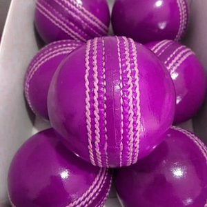 Balles de cricket dures en cuir de qualité supérieure de haute qualité pour Intense 50 Over Matches Balle de cricket sportive haute performance de meilleure qualité - Product Image 3