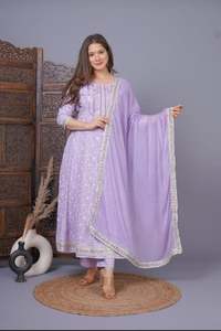 Conjunto de traje de mujer disponible en 7 hermosos colores, trabajo impreso y bordado en Anarkali Kurti y pantalón con gasa Dupatta - Product Image 6
