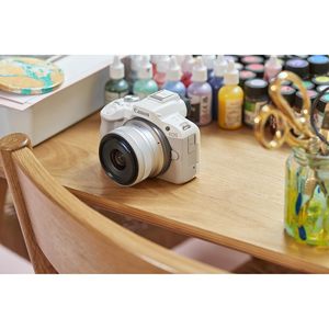 Appareil photo numérique hybride compact avec vidéo UHD 4K, capteur APS-C 24,2 MP, prise de vue en rafale 15 images par seconde, écran tactile multi-angle, Wi-Fi - Product Image 3