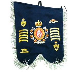 Es una bandera de la Royal Canadian Mounted Police (RCMP), también conocida como bandera de pipa. - Product Image 1
