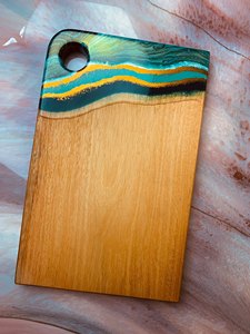 La mejor tabla de cortar de madera con diseño de resina epoxi, tabla de queso para aperitivos ecológica, tamaño y diseño personalizados disponibles. - Product Image 5