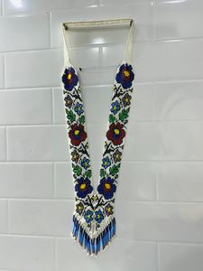 Collar de Cuentas Hecho a Mano con Diseño Floral Colorido con Flores Rojas, Azules y Moradas y Hojas Verdes sobre una Base de Cuentas Blancas - Product Image 5