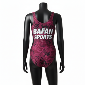 Maillot de bain femme en polyester et élasthanne premium, camouflage bordeaux, panneaux latéraux en mesh noir, logo personnalisé par sublimation. - Product Image 2