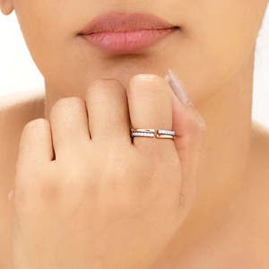 Bague en or rose sertie de diamants, design tendance à maillons - Product Image 2