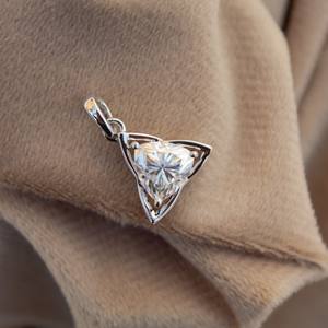 Nouvelle arrivée minimaliste 925 argent trillion coupe Moissanite pendentif vêtements quotidiens bijoux pour elle avec chaîne - Product Image 1