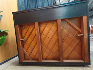 Piano droit d'occasion Yamaha U1M du Japon, noir brillant, design élégant, aigus lumineux, basses profondes pour les mélomanes - Product Image 6