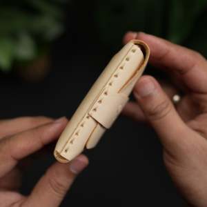 No. Cartera Minimalista Todo en Uno para Tarjetas de Crédito con Cierre de Botón, Cuero Natural de Curtido Vegetal - Product Image 1