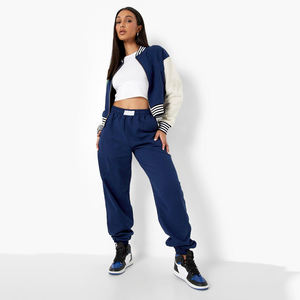 Vente en gros 2025 de veste en laine universitaire pour femmes personnalisées patchs brodés conception de poche manches en cuir vierges teinture unie pour l'hiver - Product Image 4