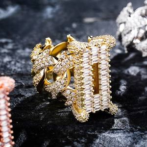 Vidhi Jewellery Anillo de boda de compromiso de Hip Hop para hombre de diseño personalizado de oro blanco de 18 quilates VVS Moissanite Emerald Cut Emerald IGI - Product Image 3