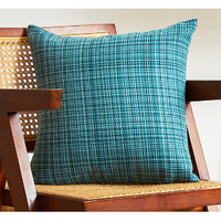 Coussin carré d'extérieur imperméable de qualité supérieure, couleurs vives disponibles en tailles 12"x20" et 18"x18", rembourré en mousse à mémoire de forme pour usage extérieur.