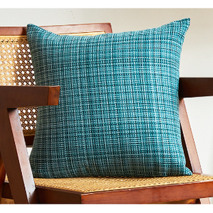 Coussin carré d'extérieur imperméable de qualité supérieure, couleurs vives disponibles en tailles 12"x20" et 18"x18", rembourré en mousse à mémoire de forme pour usage extérieur. - Product Image 4