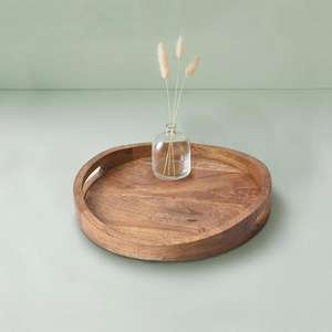 Plateau de service moyen rustique rond en bois de manguier fabriqué à la main avec des poignées en fer Plateau de cuisine décoratif durable par HF Crafts - Product Image 1