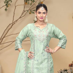 Fantaisie Organza Hiver Salwar Kameez Brodé Top & Dupatta Soie Bas Disponible en 4 Couleurs Superbes Tailles XL-XXL - Product Image 1