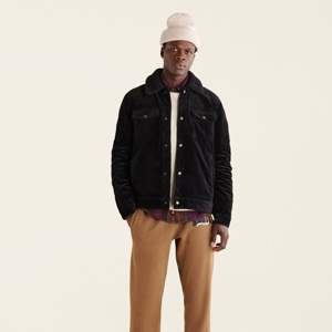 Chaqueta de camionero vaquera clásica para hombre: duradera y elegante, perfecta para ropa informal y actividades al aire libre - Product Image 1