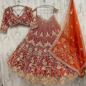 Lehenga Choli traditionnel brodé prêt à expédier avec Dupatta Bridal Wear Lehenga Choli pour tenue de mariage pour femme - Product Image 4