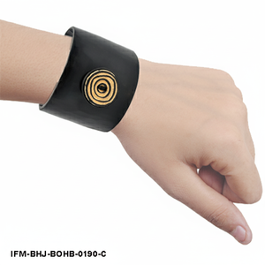 Brazalete Artesanal de Cuerno de Búfalo Negro con Medallón Espiral Incrustado, Joyería Étnica Chic Natural y Sostenible - Product Image 6