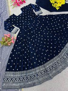 Lancement de la nouvelle robe de soirée styliste Look Heavy Viscos Velvet With Heavy Embroidery Sequence Work Gown With Dupatta For Women - Product Image 5