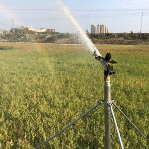 Aspersor de Brazo Oscilante Ajustable de Aleación de Zinc de 1/2" y 3/4" con Estaca para Suelo, Boquilla de Riego Giratoria 360° para Jardín y Césped - Product Image 2