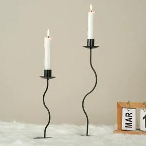 เชิงเทียนโค้งสีดำ เหมาะสำหรับตกแต่งโต๊ะ ตกแต่งบ้าน และเป็นไฟสร้างบรรยากาศ ผลิตด้วยมือจากอินเดีย - Product Image 4