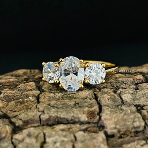 Anillo de Compromiso de Oro Sólido de 14K con Tres Piedras de Moissanita Ovalada y Corte Diamante Cristiano - Product Image 1
