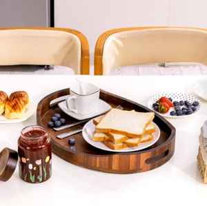 Bandeja de servir ovalada de lujo de madera de acacia con asa recortada, bandeja de madera natural para decoración de mesa de café, desayuno, restaurante y hotel - Product Image 1