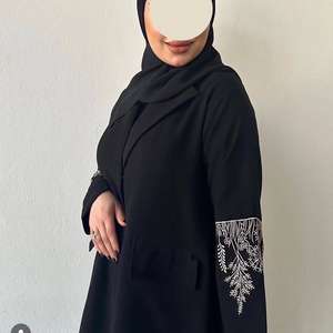 Abaya en soie artisanale de haute qualité à manches longues, infroissable, ornée de cristaux, design inspiré de Dubaï, best-seller, tradition musulmane - Product Image 2