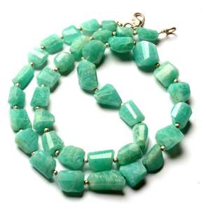 Colliers uniques en résine avec Pantone Mélanges d'aspect antique et motifs artistiques en émail Bijoux faits à la main pour femmes - Product Image 1