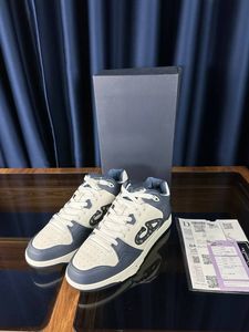 Chaussures basses urbaines en cuir véritable pour hommes, design de la boîte à orteils, port quotidien confortable, semelle flexible, fermeture à lacets, usage décontracté en ville - Product Image 6