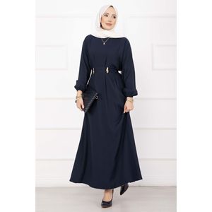 Robe hijab bleu marine avec broche dorée, détails de taille élégants et coupe naturelle - Product Image 1