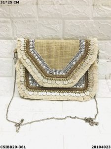 Bolso de mano de diseñador artesanal con bordado de piedras y cuentas bohemias Banjara para damas que mezclan la tradición con el estilo - Product Image 6