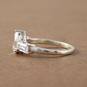 Anillo de compromiso de tres piedras de oro macizo de 14 quilates personalizado con pera, diamantes cultivados en laboratorio de corte esmeralda, anillo de regalo de aniversario certificado IGI - Product Image 5