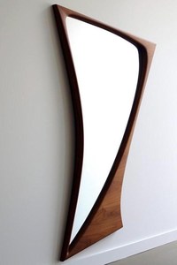 Espejo de pared asimétrico con diseño Art Deco moderno hecho a mano, elegante marco de madera de nogal ondulado Irregular para baños - Product Image 3