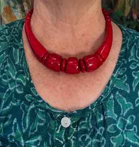 Collier de perles en résine craquelée rouge CRAFT EXIM, bijoux fantaisie faits à la main, 100g, Inde - Product Image 3