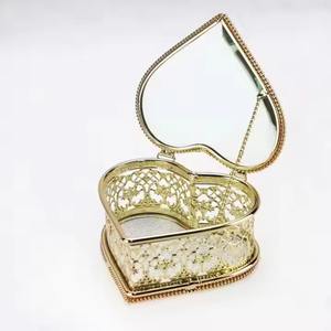 Joyero clásico de oro en forma de corazón con diseño floral y organizador de espejo para anillos, pendientes, collares y regalos preciosos - Product Image 5