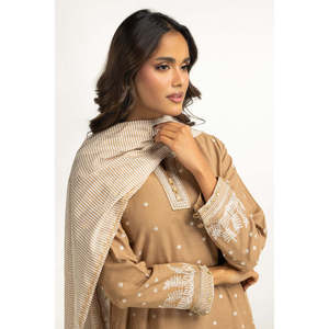 Ensemble 3 pièces Khaddar brodé en tissu lawn marron clair, style pakistanais, robe indienne semi-formelle pour l'hiver, IPSTD-55085 - Product Image 1